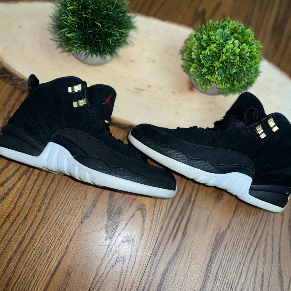 Air jordan 12 retro reverse taxi. Like new. Side 6 boys.